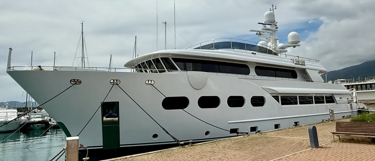Eurocraft Explorateur 44 — Grand yacht blanc amarré dans un port, photographié de profil sous un ciel nuageux.