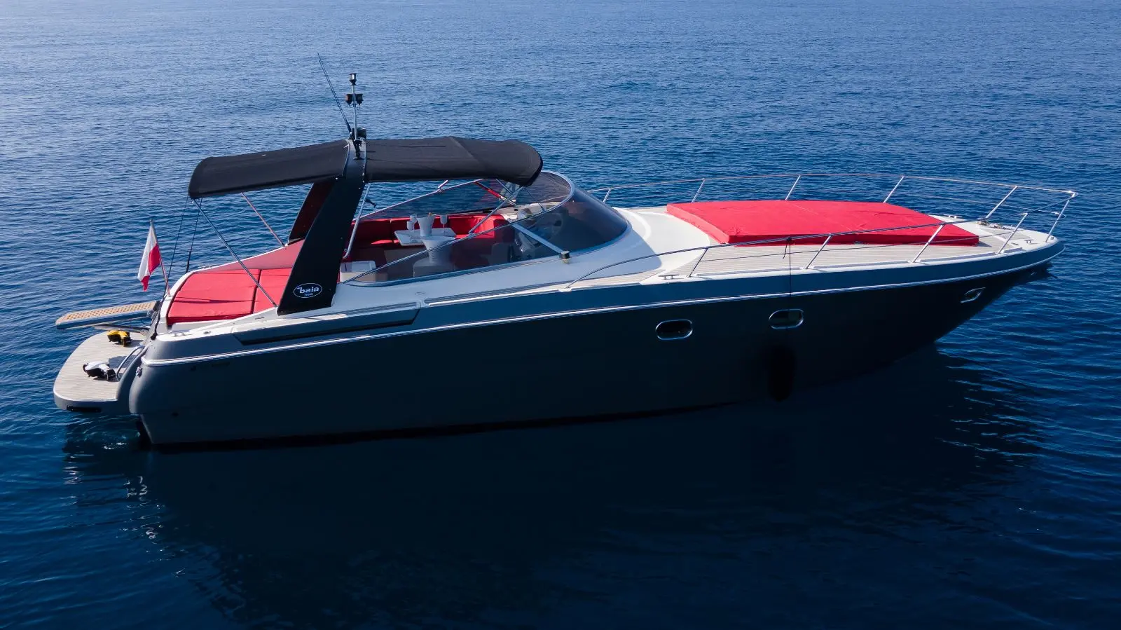 Baia 43 Zero — Bateau à moteur vu de trois quarts au mouillage sur une mer bleue.