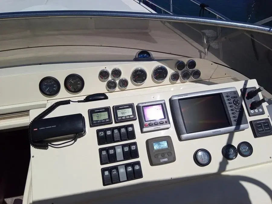 Ilver Mirable 41 — Poste de pilotage avec instruments analogiques, écrans Garmin et commandes.