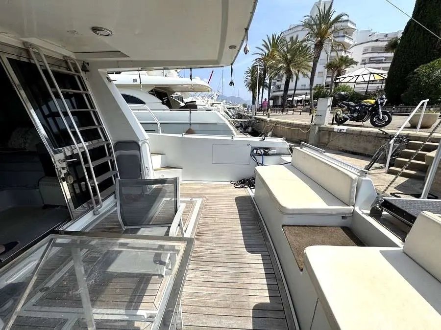 Ferretti Altura 52 — Vue du cockpit arrière et du pont d’un bateau amarré en bord de quai.