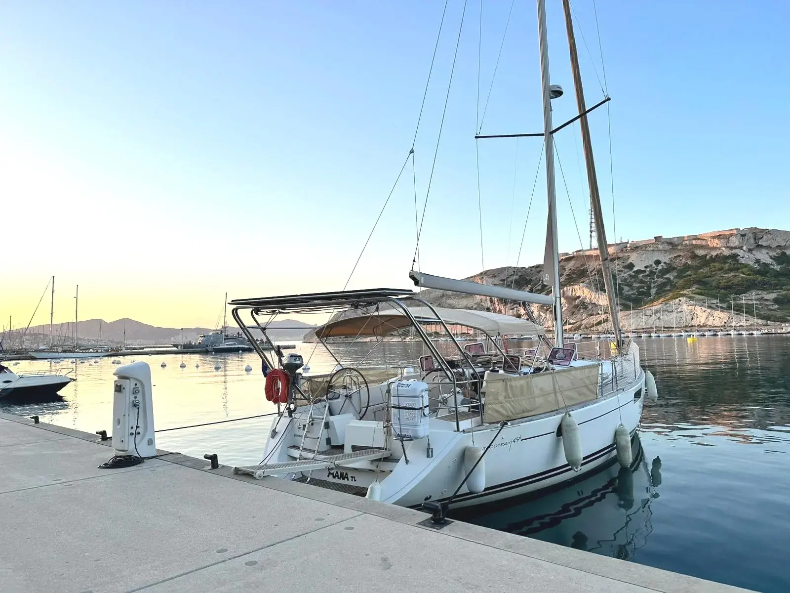 Jeanneau Sun Odyssey 49i — Voilier blanc amarré dans un port, vu de trois quarts arrière.