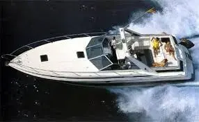 Sunseeker Travado 40 — Bateau à moteur blanc vu du dessus, naviguant sur une étendue d’eau sombre.