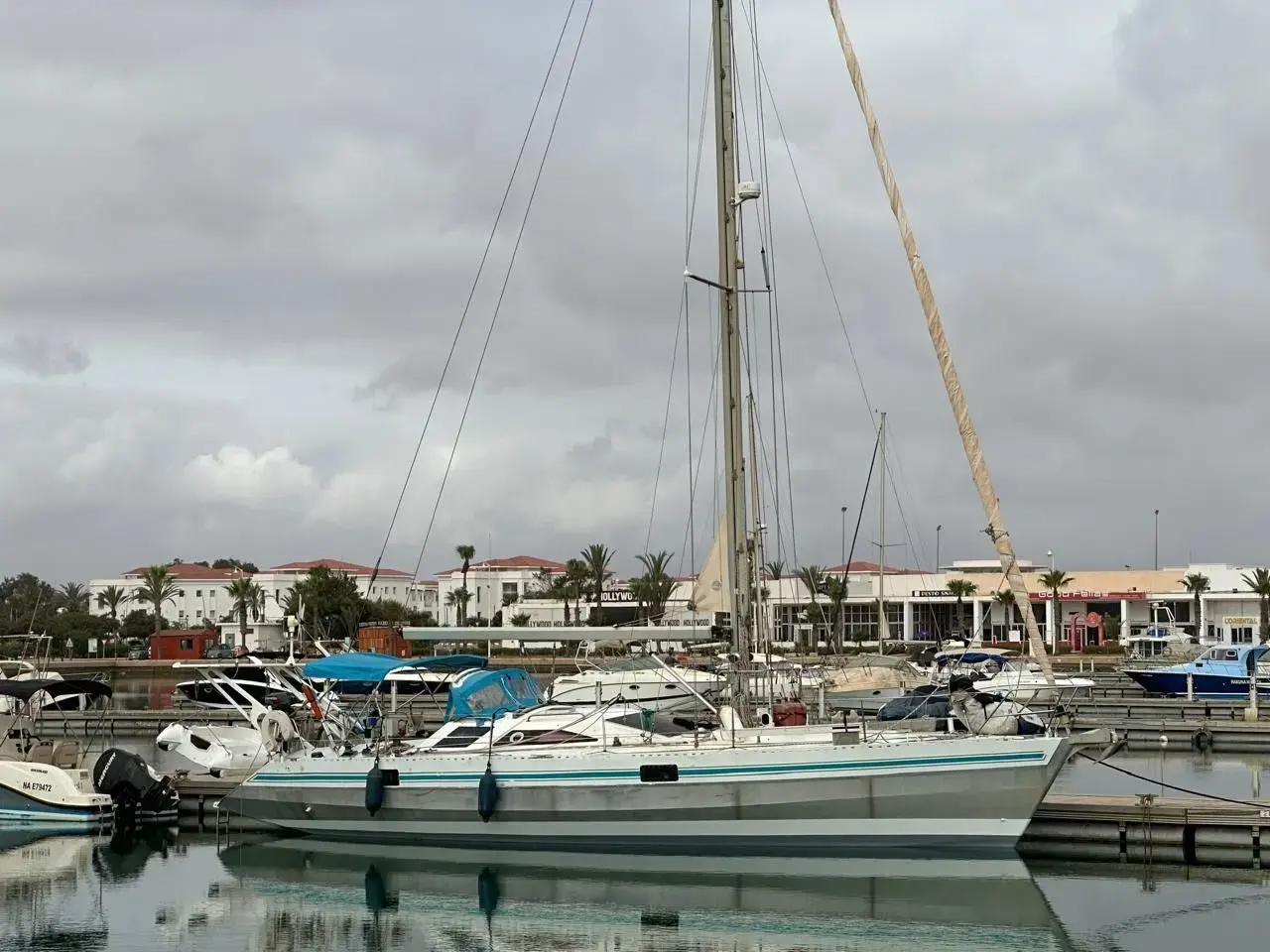 Alubat Ovni 41 — Voilier vu de profil, amarré dans une marina par temps couvert.