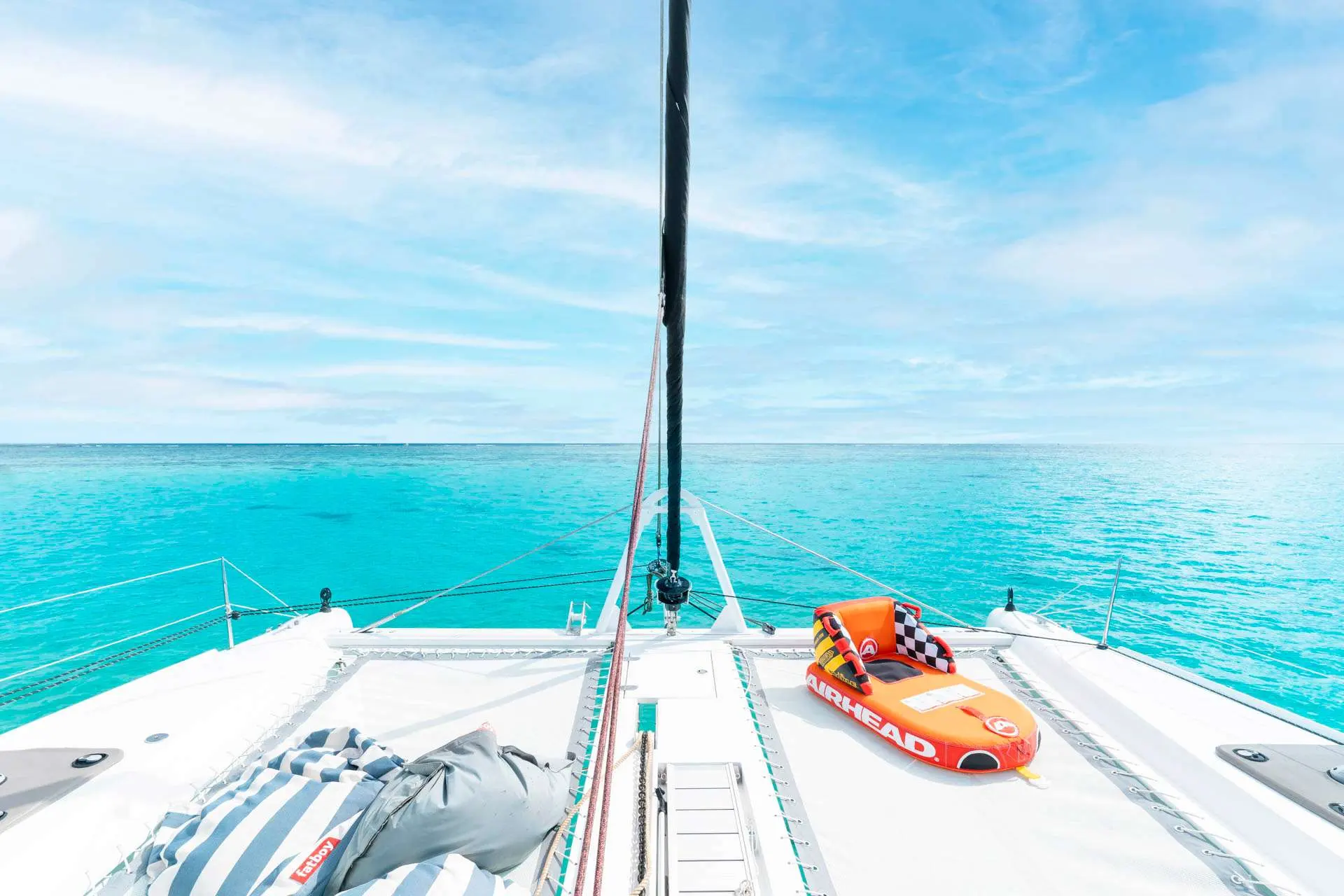 Outremer 51 — Vue depuis la plage avant d’un catamaran naviguant sur une mer turquoise.