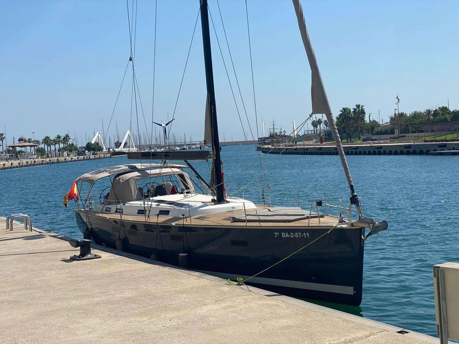 Bavaria 55 Cruiser — Voilier amarré à un ponton dans un port de plaisance.
