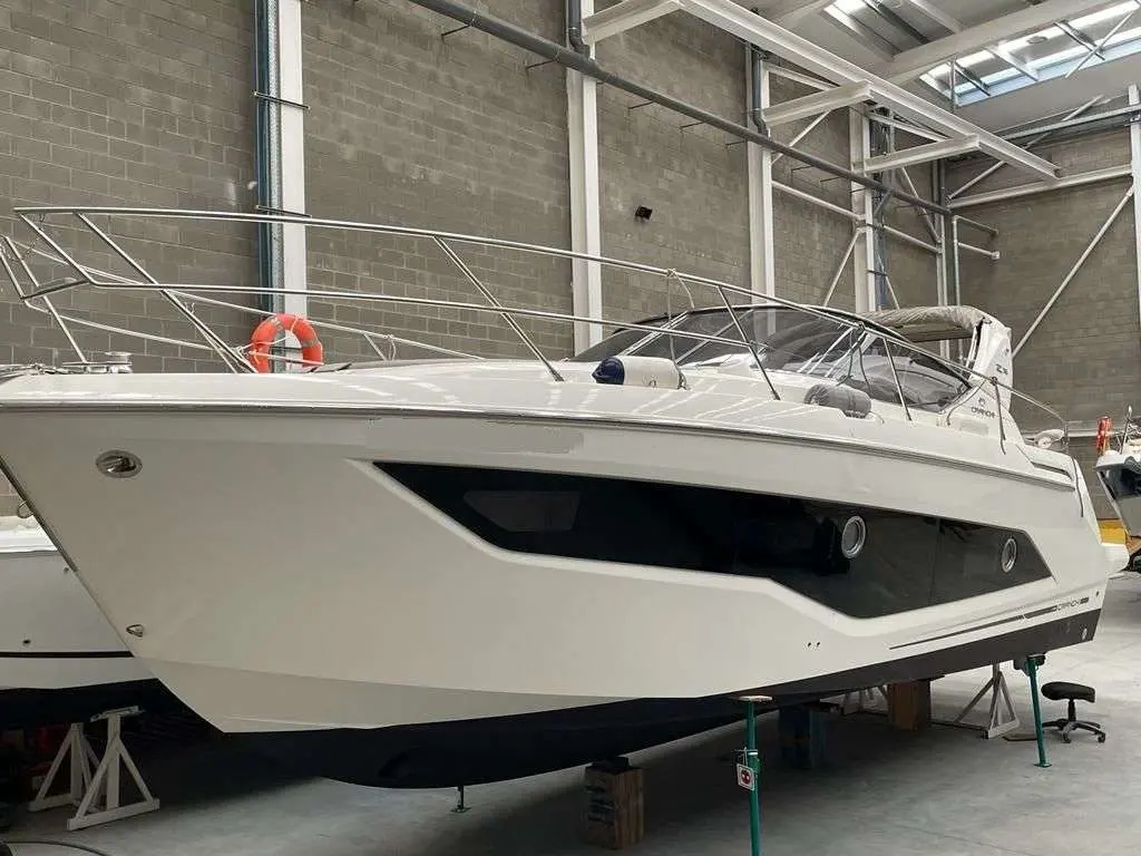 Cranchi Z 35 — Bateau à moteur blanc vu de trois quarts dans un hangar, posé sur cales.