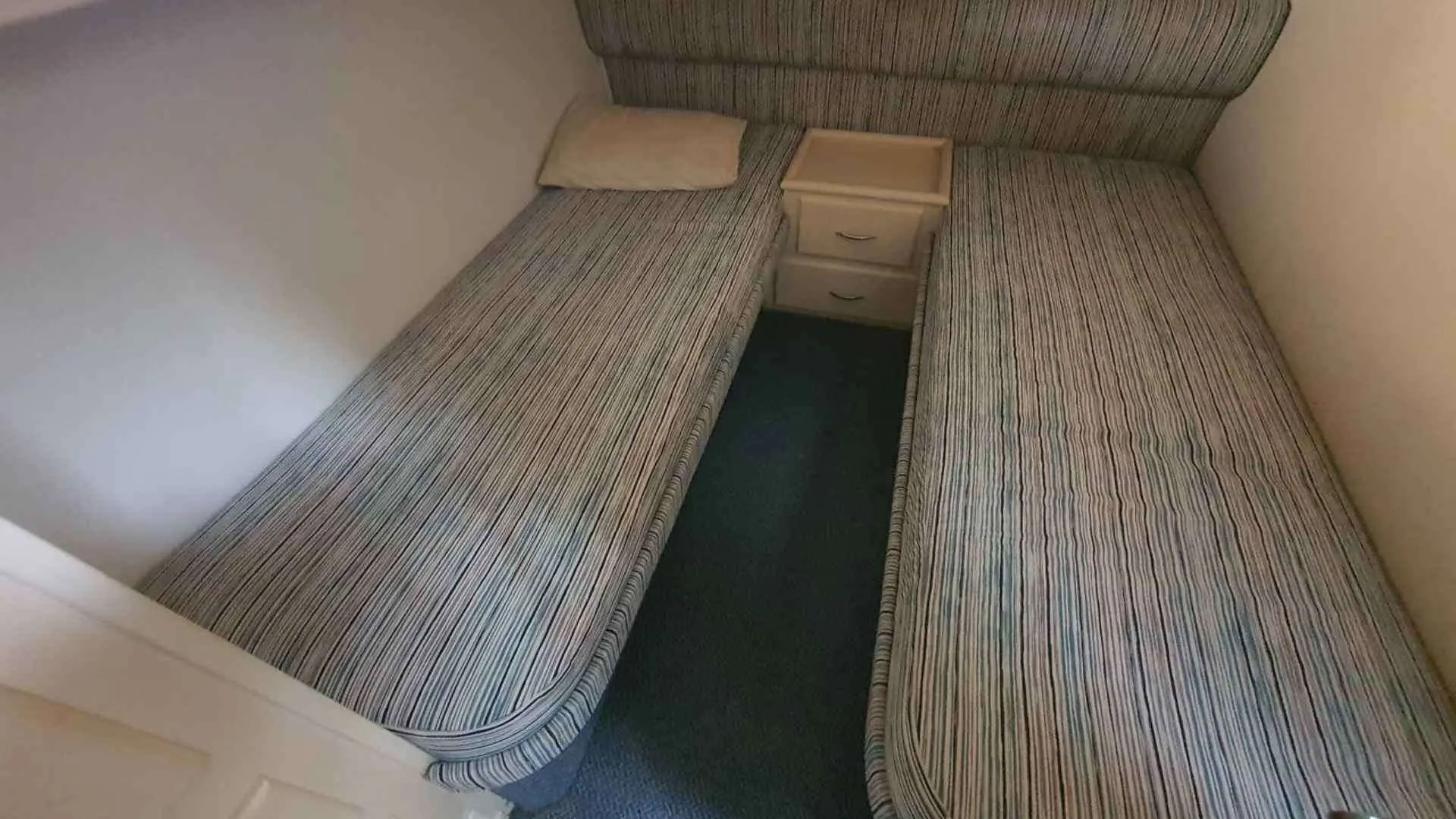 Fairline Squadron 50 — Deux couchettes séparées par un meuble de rangement dans une cabine.