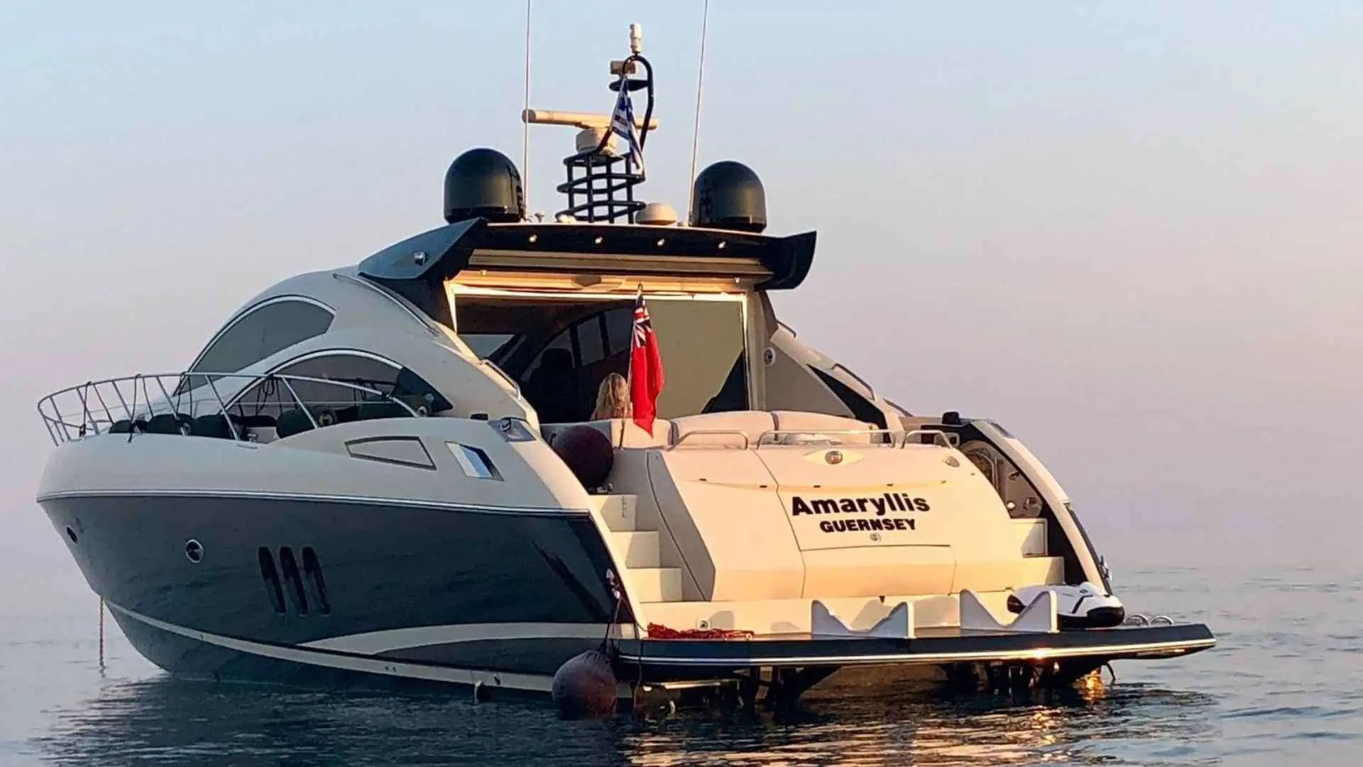 Sunseeker Predator 62 — Bateau à moteur blanc et gris vu de trois quarts arrière sur l’eau.
