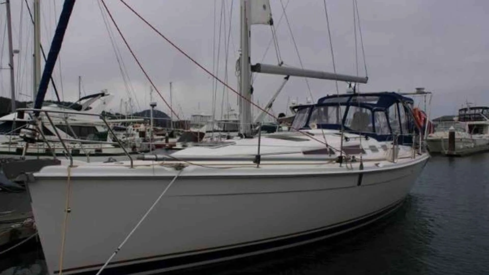 Hunter 38 — Voilier blanc amarré dans une marina, vu de trois quarts.