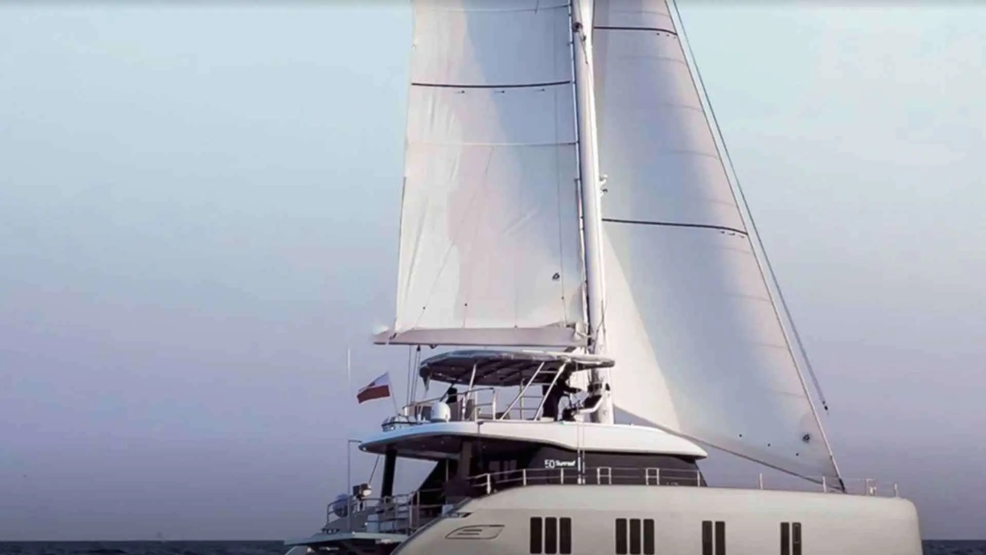 Sunreef Yachts Sunreef 50 — Voilier multicoque vu de trois quarts, toutes voiles hissées en mer.