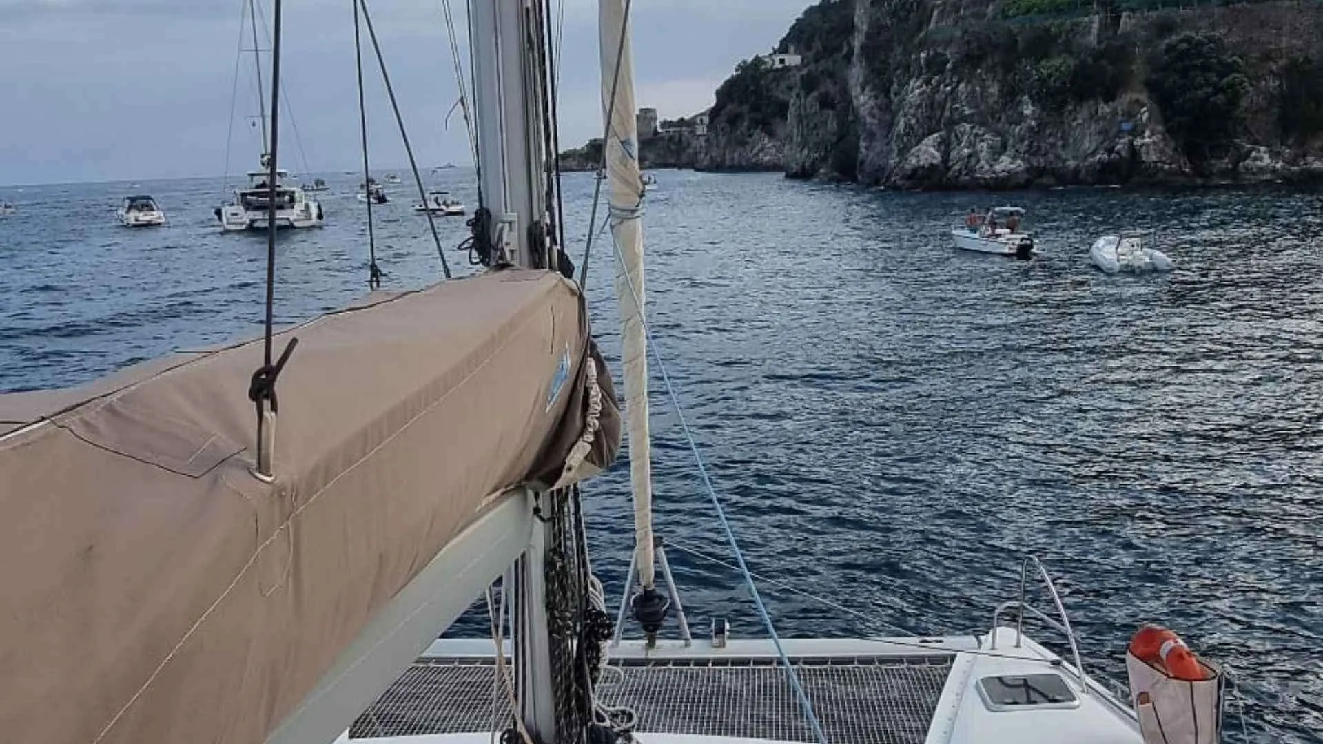 Fountaine Pajot Lucia 40 — Vue partielle du pont avant et du gréement d’un catamaran en mer.