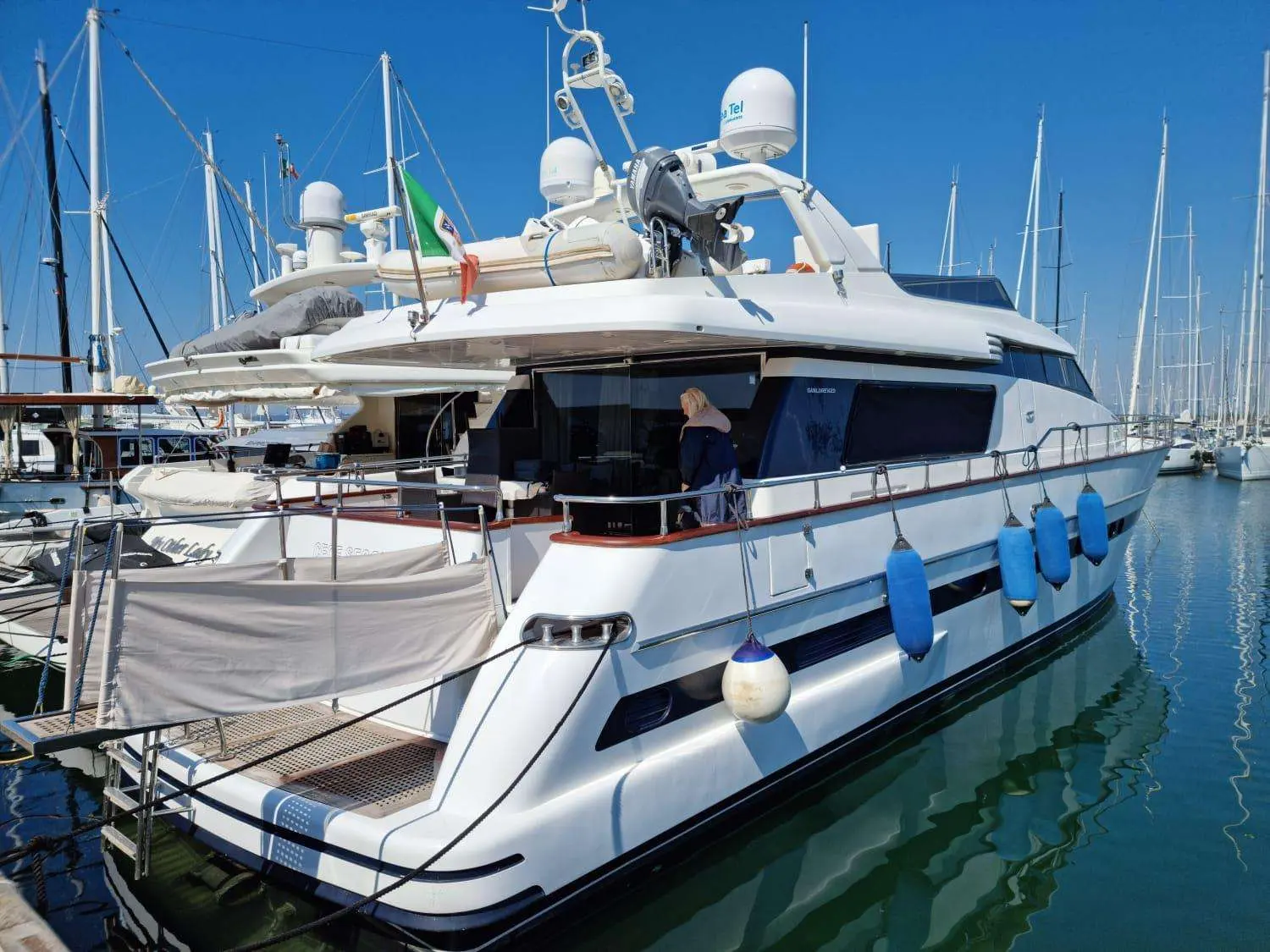San Lorenzo 72 — Vue en trois quarts d’un yacht à moteur amarré dans une marina.
