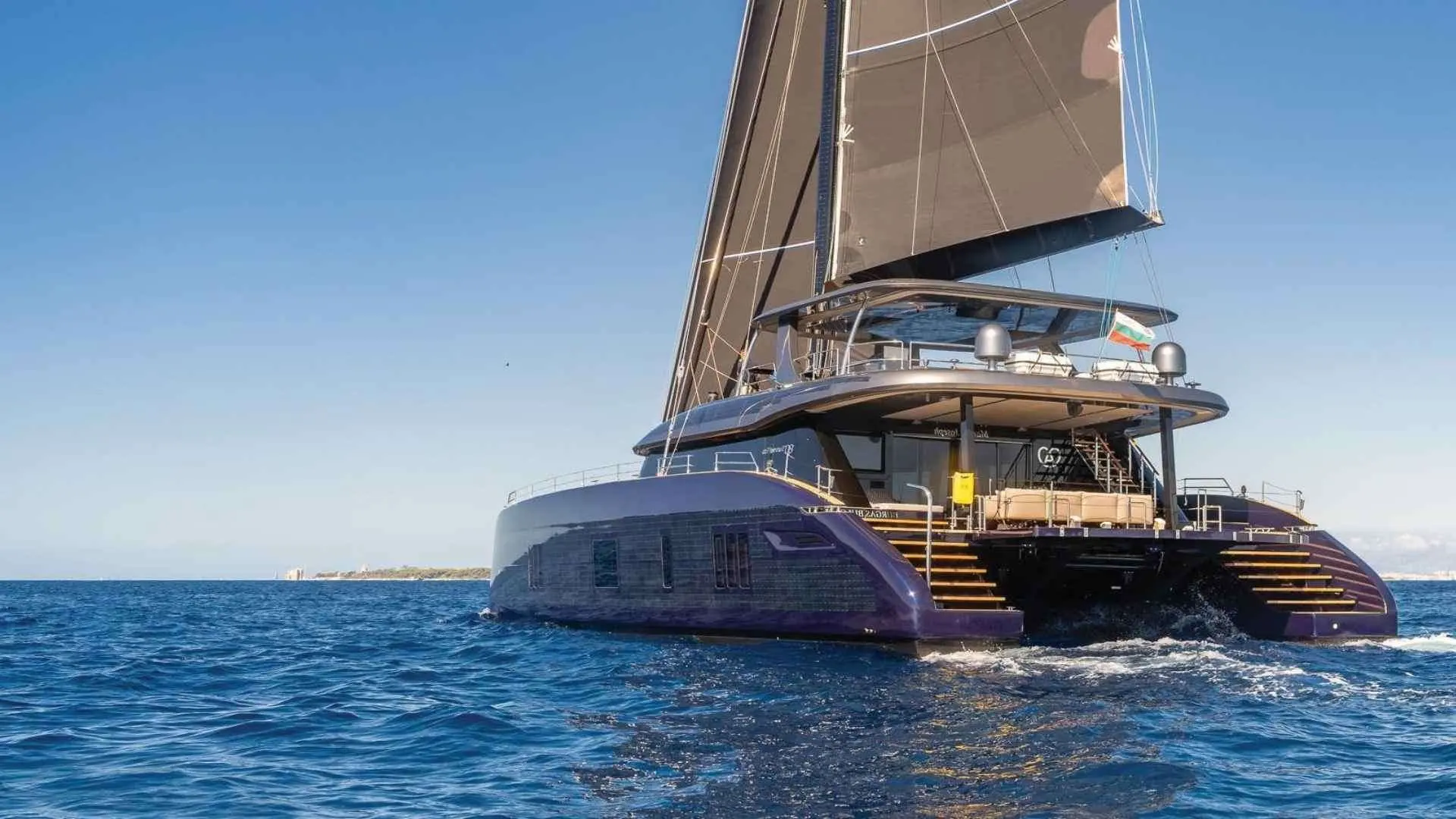 Sunreef Yachts Sunreef 80 — Catamaran à voile vu de trois quarts arrière, en navigation par temps clair.