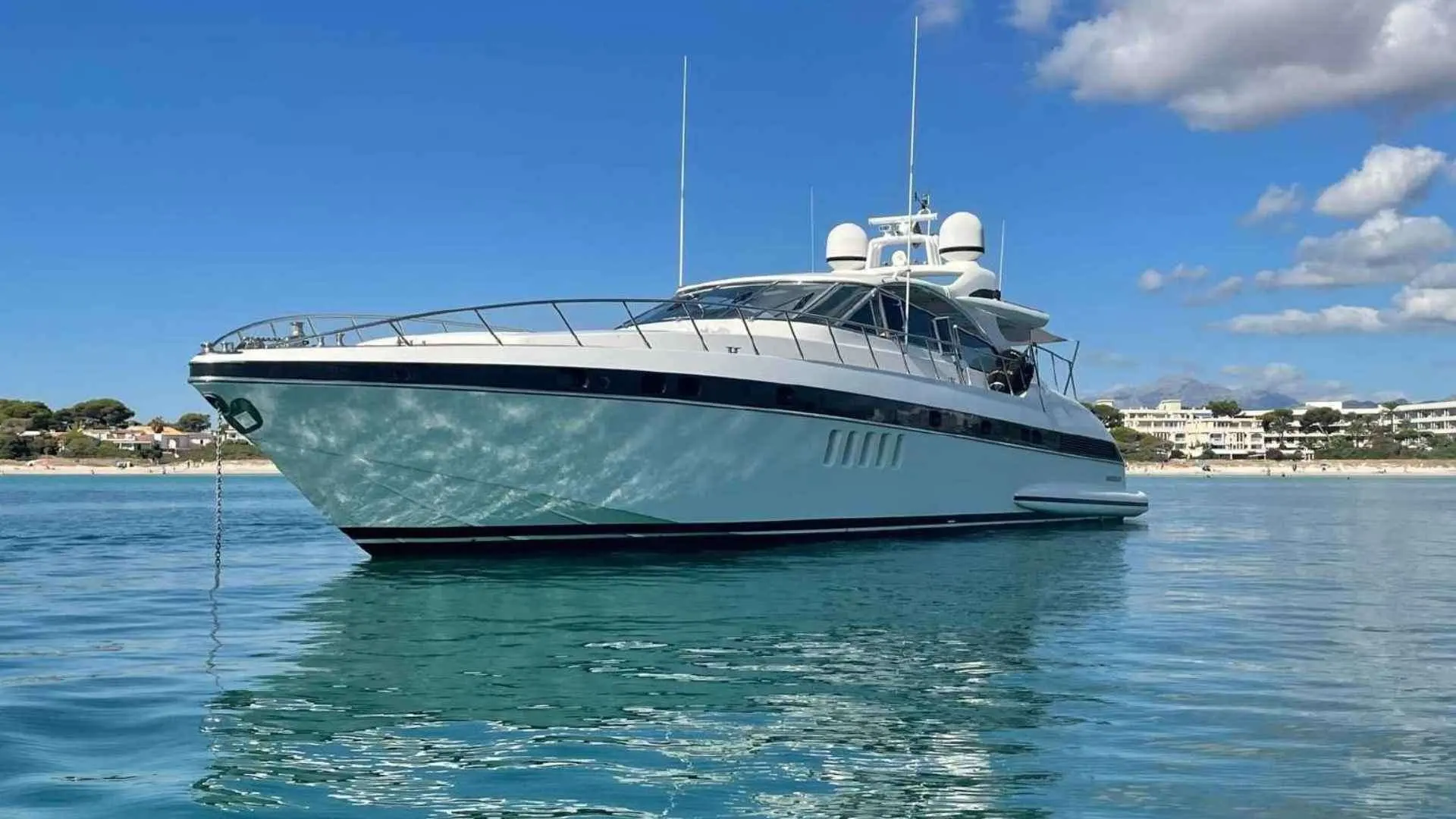 Mangusta 80 — Yacht à moteur blanc au mouillage, photographié de trois quarts avant.