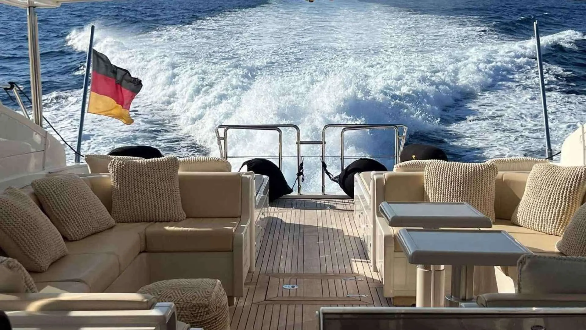 Mangusta 80 — Vue du cockpit arrière aménagé d’un yacht naviguant en mer.