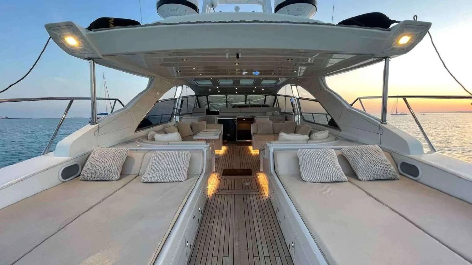 Mangusta 80 — Vue arrière du pont extérieur avec bains de soleil, salon et poste de pilotage.