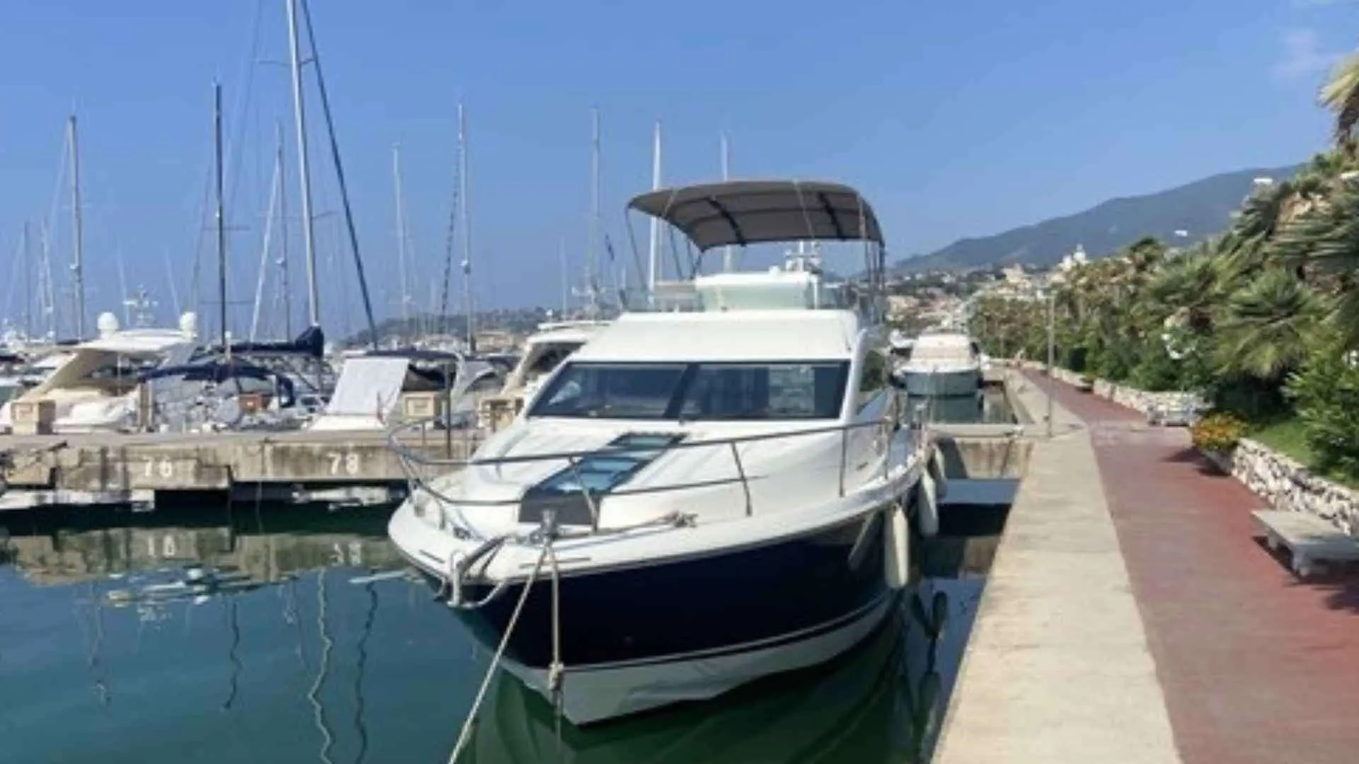 Fairline Squadron 42 — Bateau à moteur amarré dans une marina, photographié de face par temps ensoleillé.