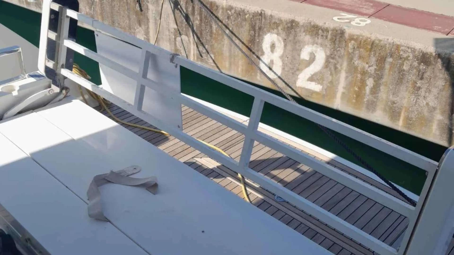 Fairline Squadron 42 — Vue partielle du pont arrière et de la passerelle d’un bateau amarré.