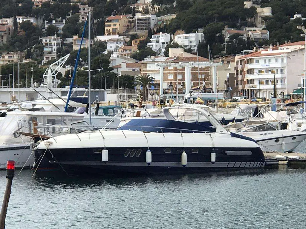 Airon Marine 425 — Vedette à moteur blanche et bleu marine amarrée dans un port urbain.