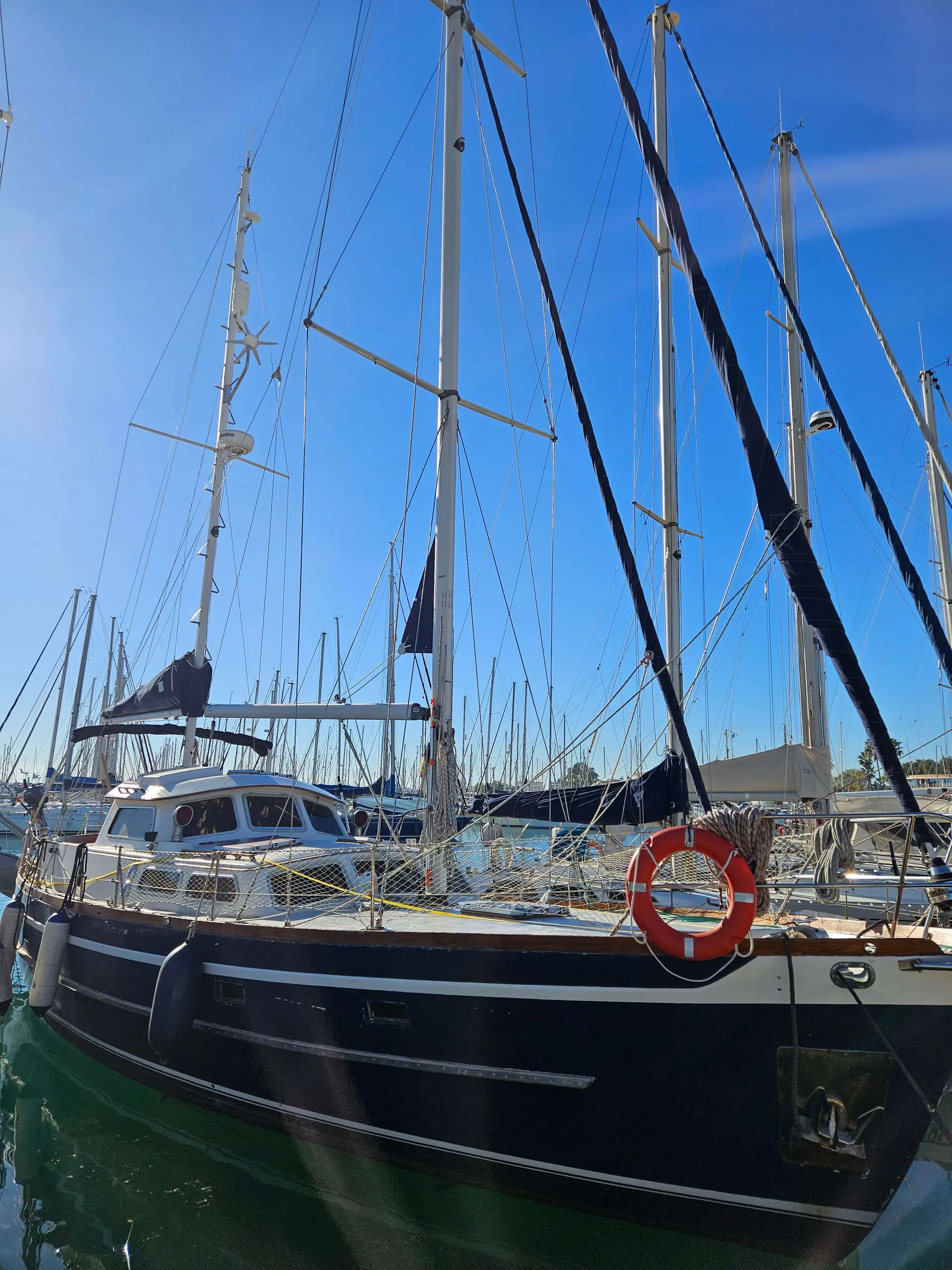 Cheoy Lee 43 — Voilier amarré de profil dans une marina, avec son gréement et sa cabine visibles.