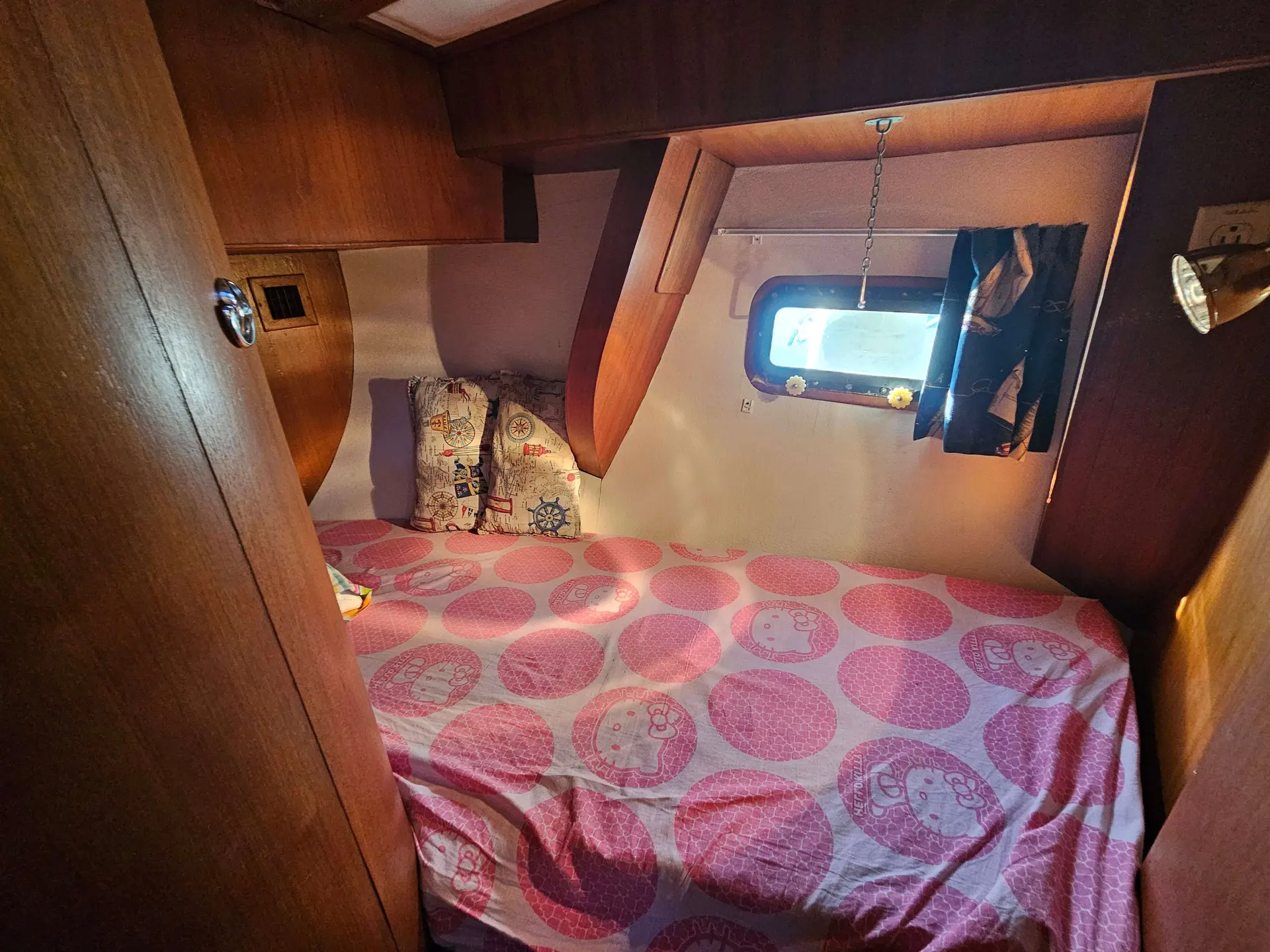 Cheoy Lee 43 — Cabine avec couchette double, hublot et boiseries intérieures.