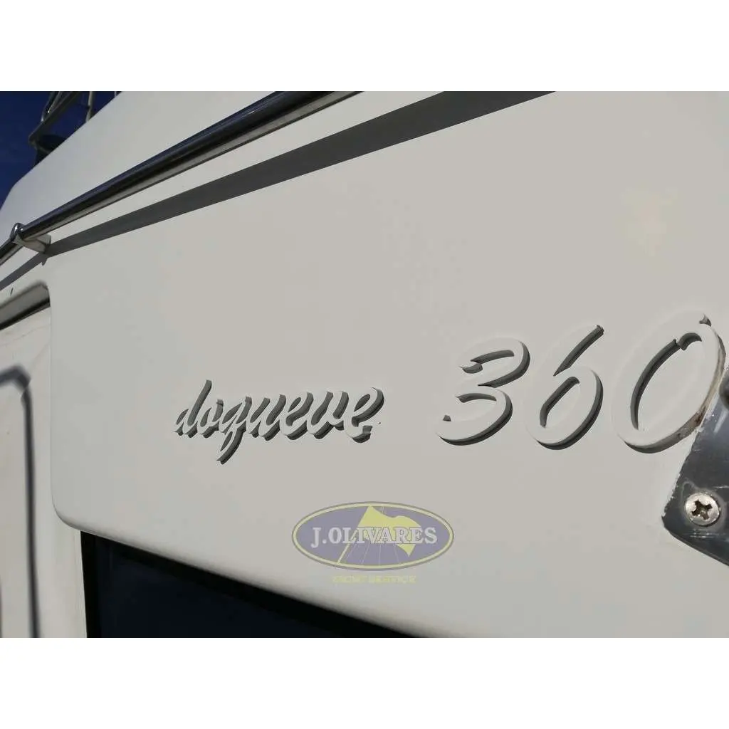 Doqueve 360 — Gros plan sur l'inscription « Doqueve 360 » et un emblème sur la coque.