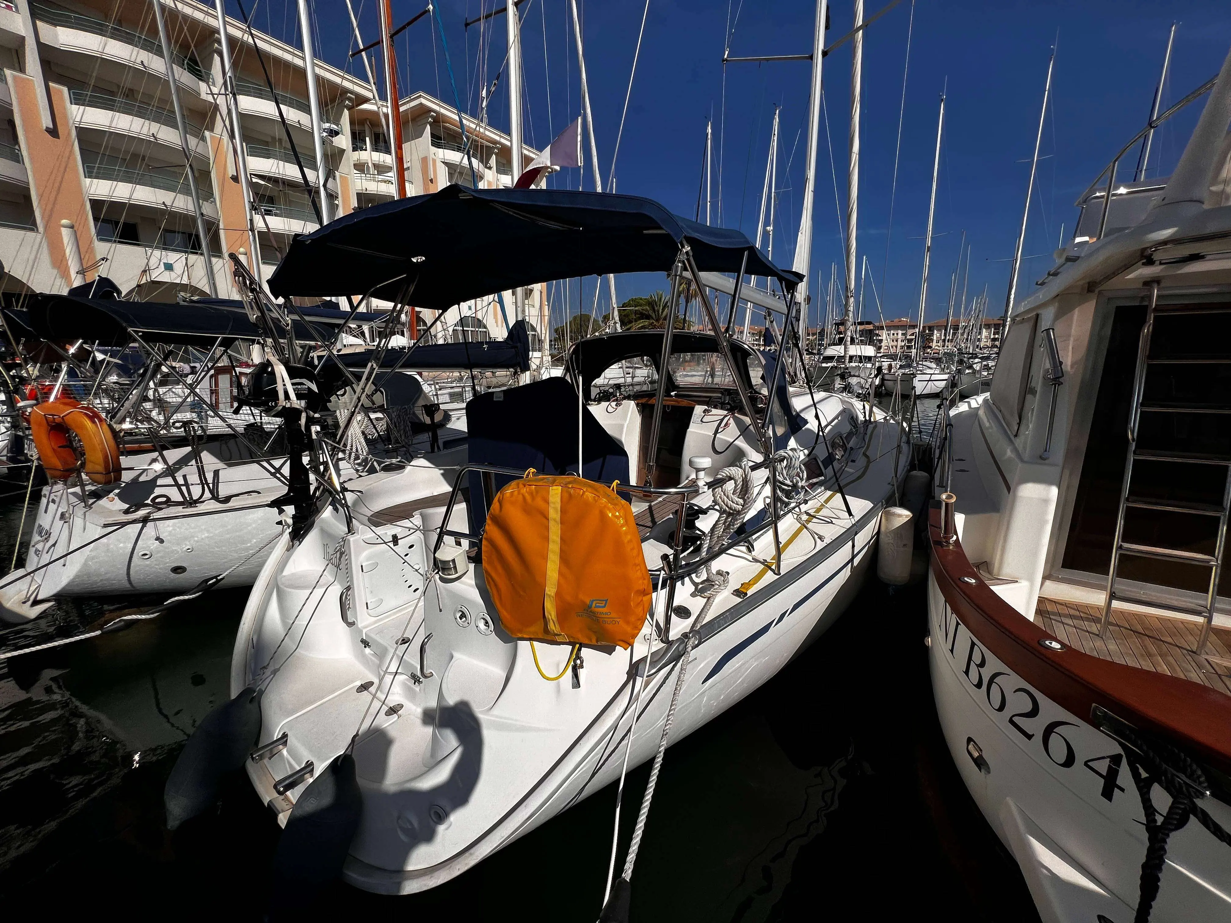 Bavaria 33 — Voilier blanc amarré dans un port, vu depuis l’arrière du cockpit.
