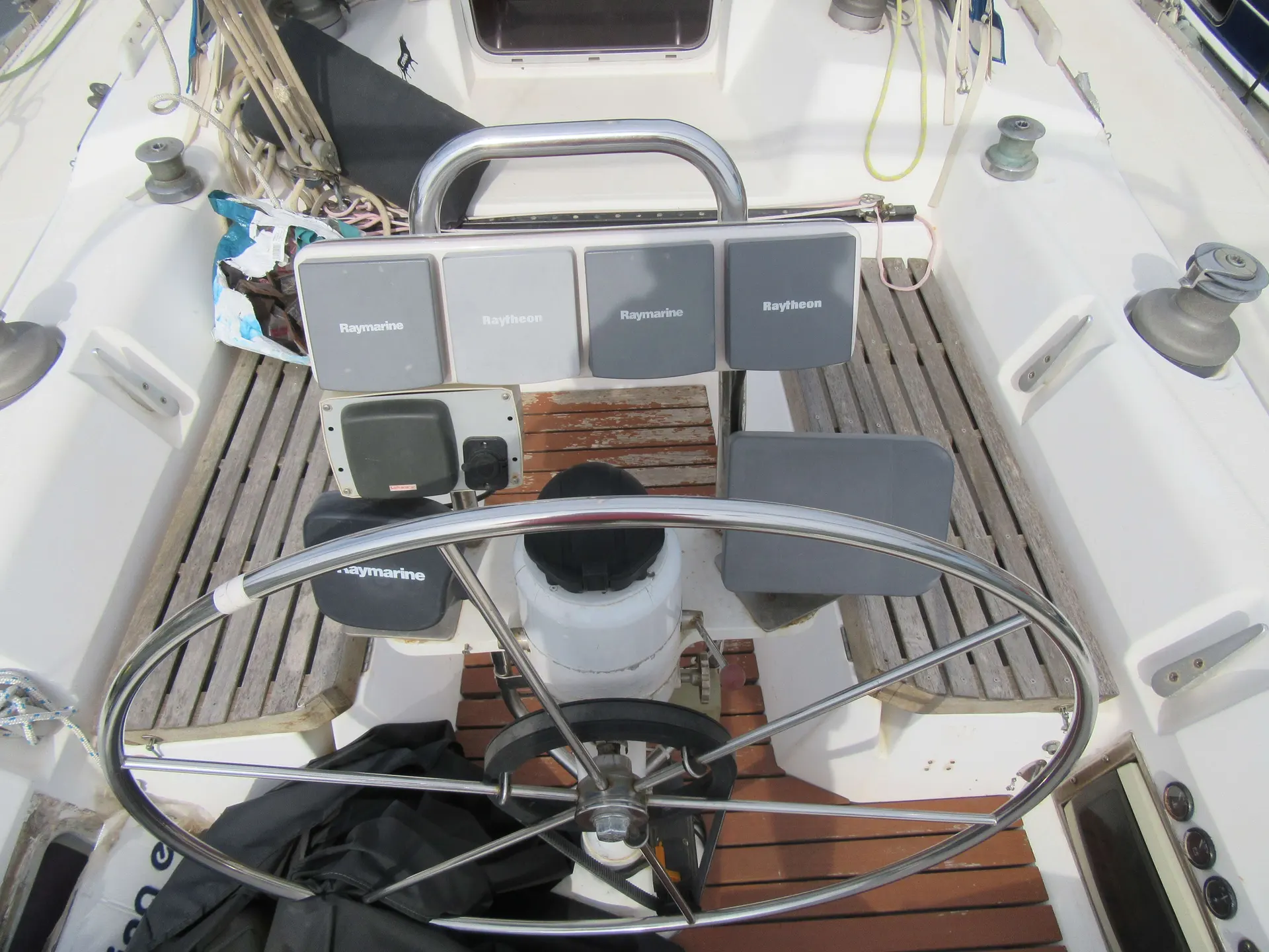 Hunter 40 — Vue plongeante du cockpit avec barre, instruments et plancher en teck.