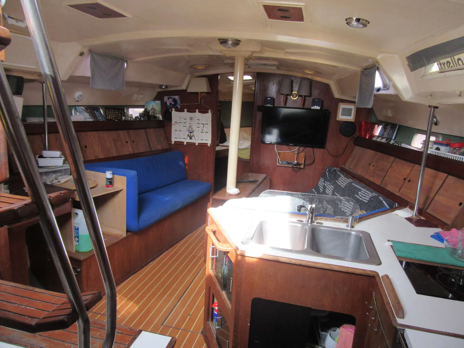 Hunter 40 — Vue intérieure du carré avec salon, cuisine et équipements de bord.