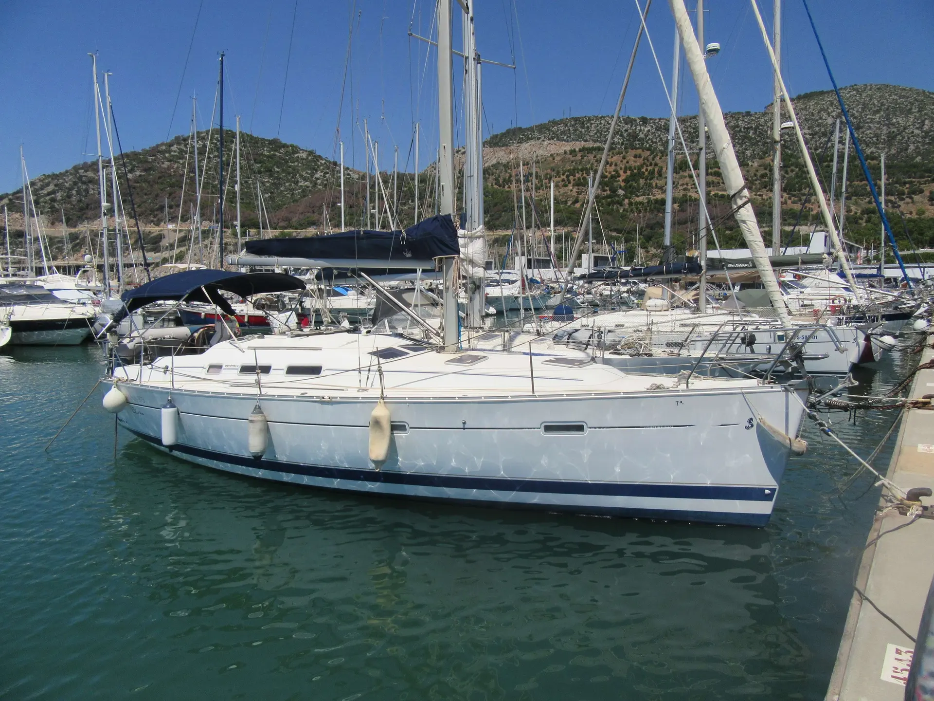 Beneteau Oceanis 373 — Voilier blanc amarré dans une marina, vu de profil.