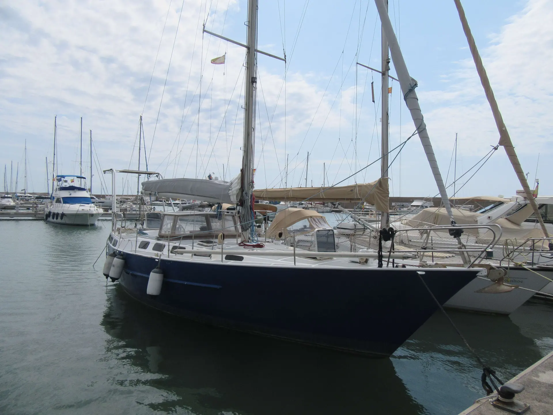 Feltz Skorpion II — Voilier amarré vu de trois quarts dans un port de plaisance.