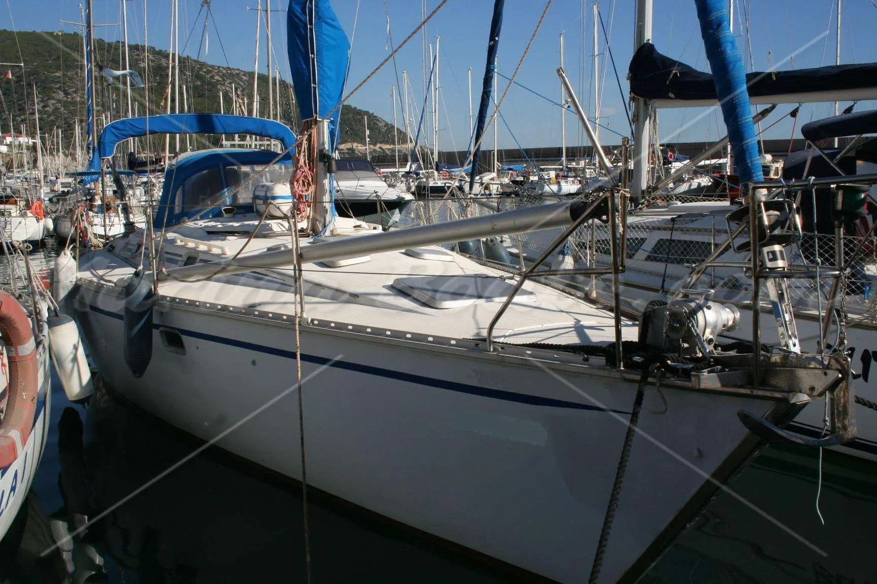 Hunter 40 — Voilier amarré dans une marina, vu de trois quarts avant.