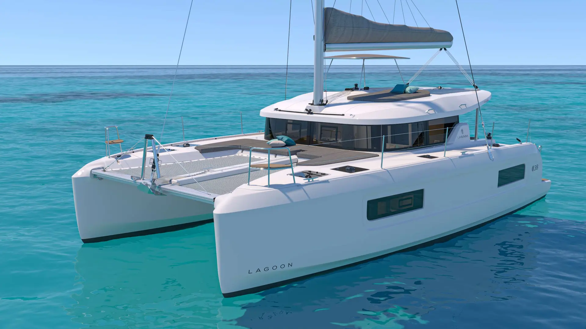 Lagoon 38 — Catamaran blanc à voile vu de trois quarts sur une mer turquoise.