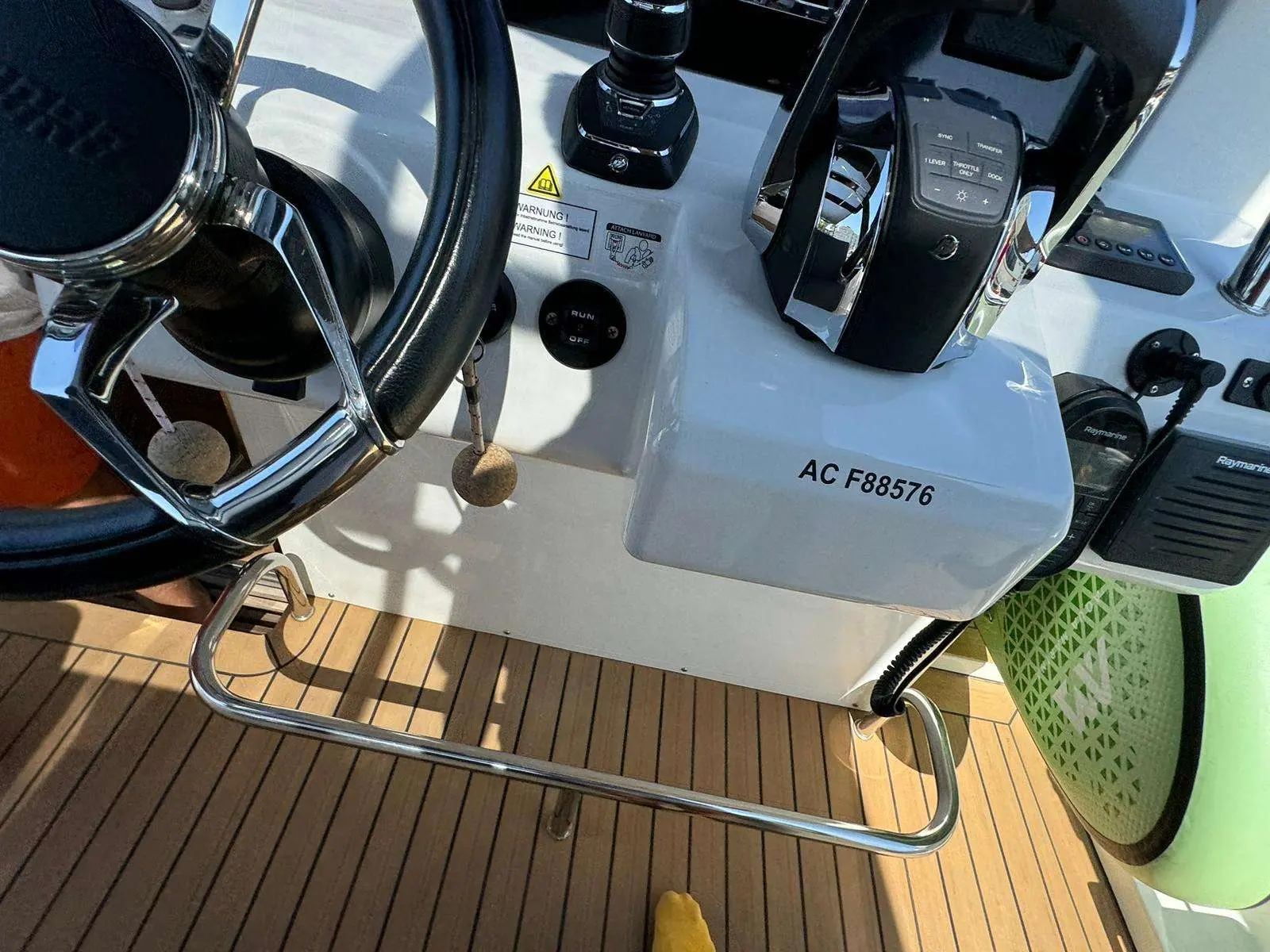 Fjord 36 Xpress — Gros plan sur le poste de pilotage et ses commandes sur le pont.