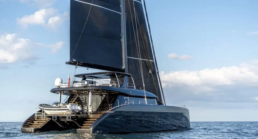 Sunreef Yachts Sunreef 80 — Catamaran à voile vu de trois quarts arrière en mer, toutes voiles déployées.