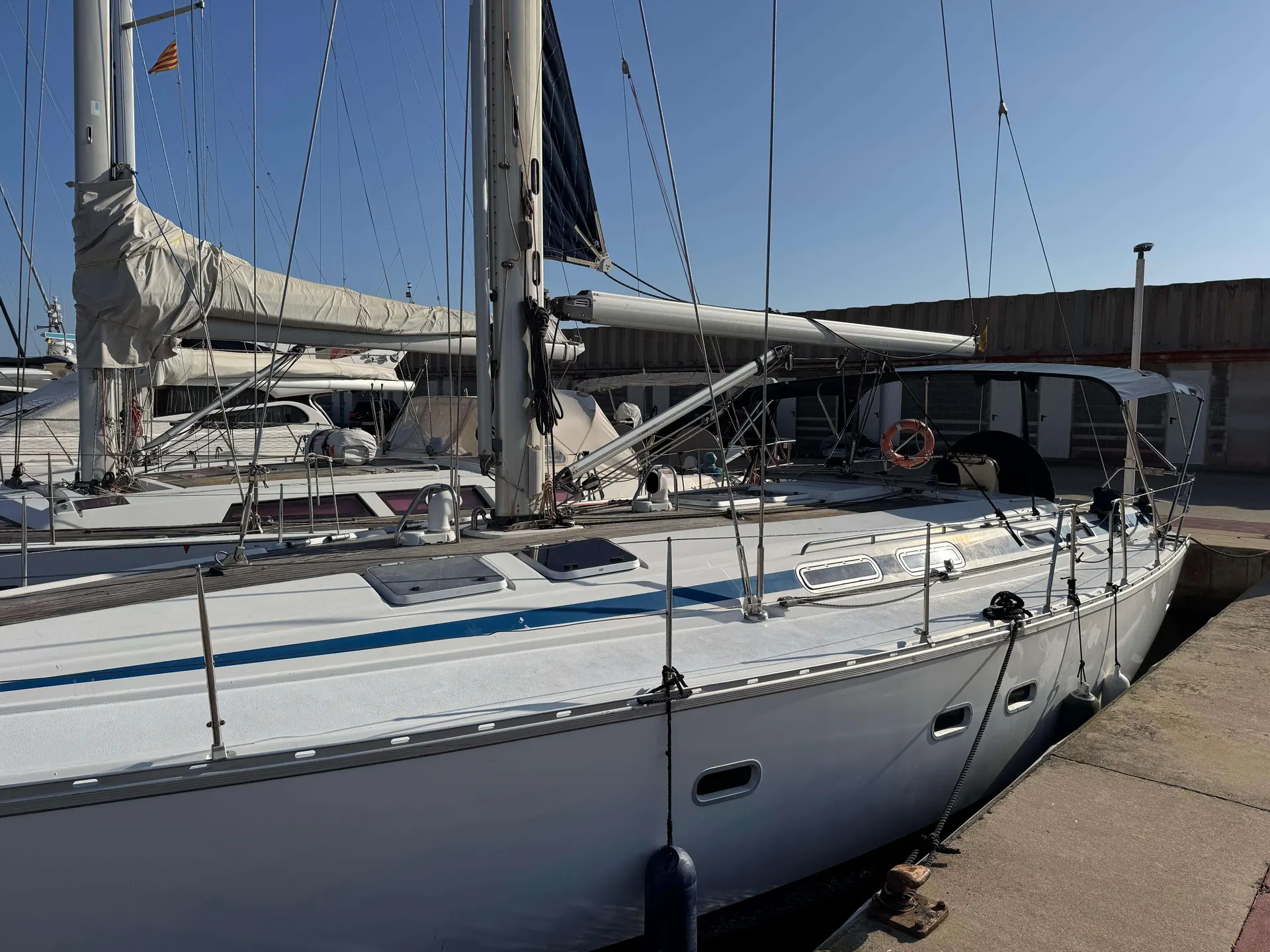 Bavaria 47 — Voilier amarré au quai, photographié de trois quarts.