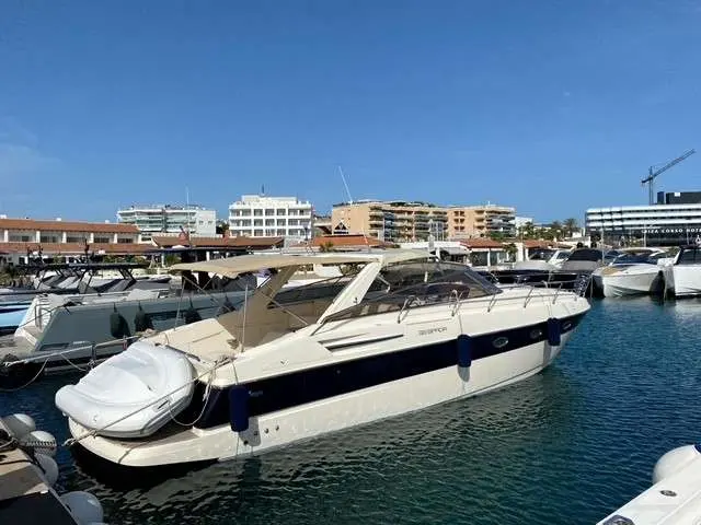 Ilver 39 Mirable — Bateau à moteur blanc amarré dans un port, vu de trois quarts.