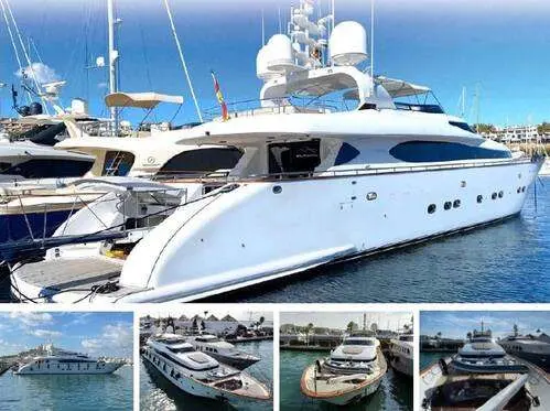 Maiora 31 — Yacht blanc amarré dans un port, vu de trois quarts.