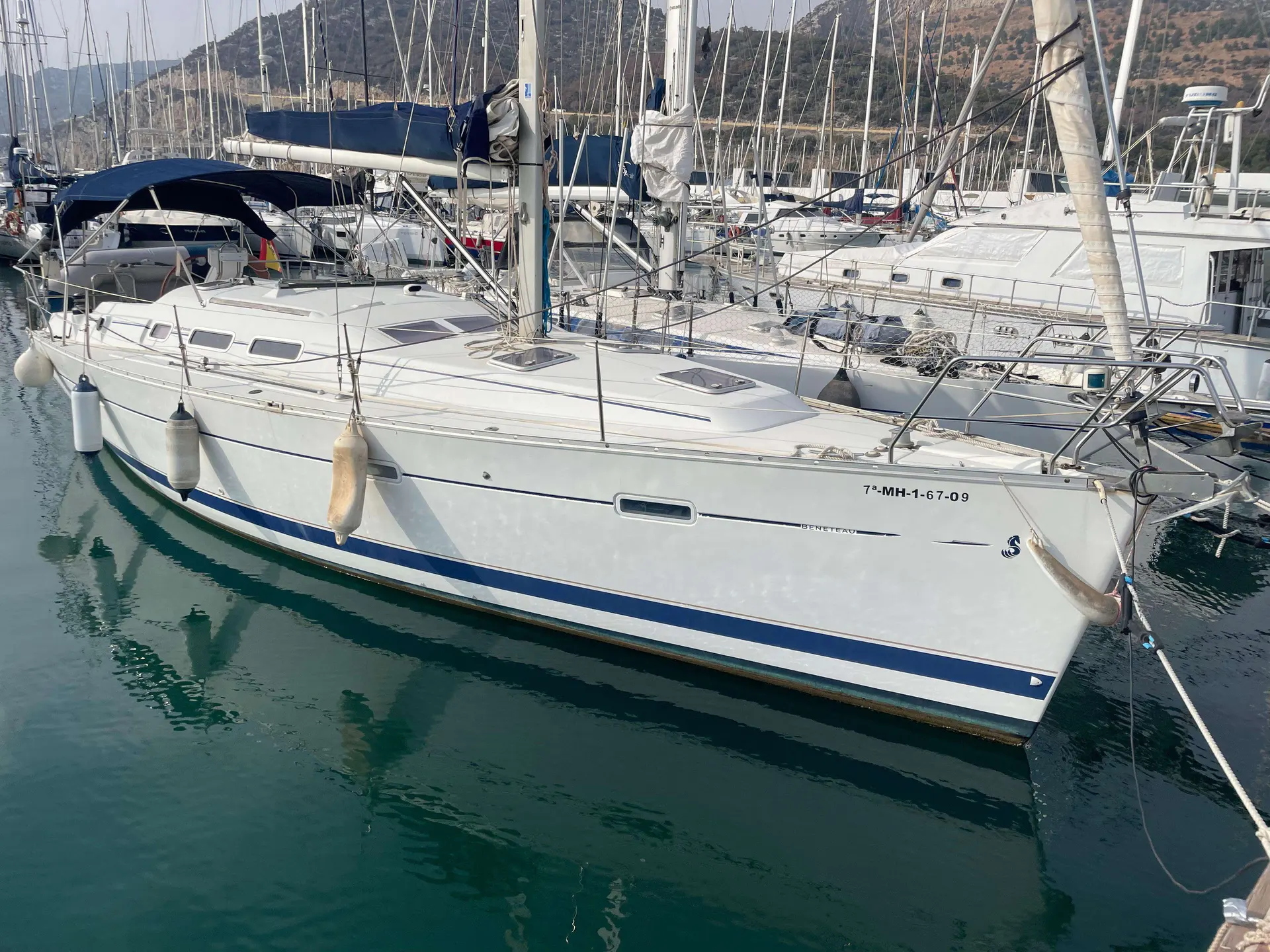 Beneteau Oceanis 373 — Voilier blanc amarré dans une marina, photographié en vue trois quarts bâbord.