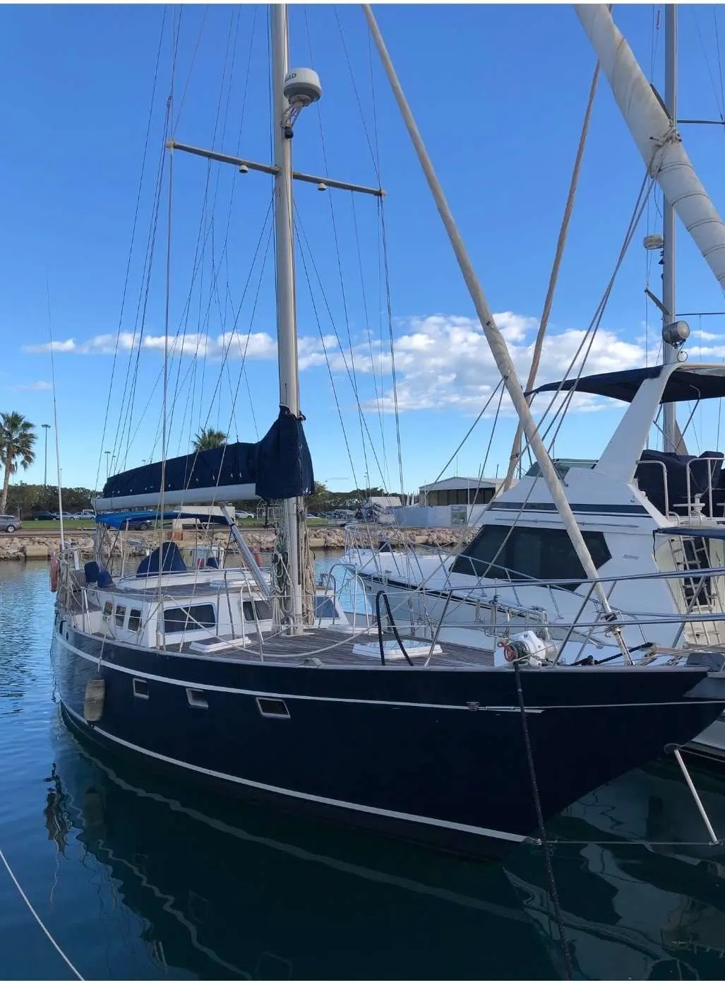 Belliure 50 Ms — Voilier amarré dans une marina, photographié de trois quarts par bâbord.