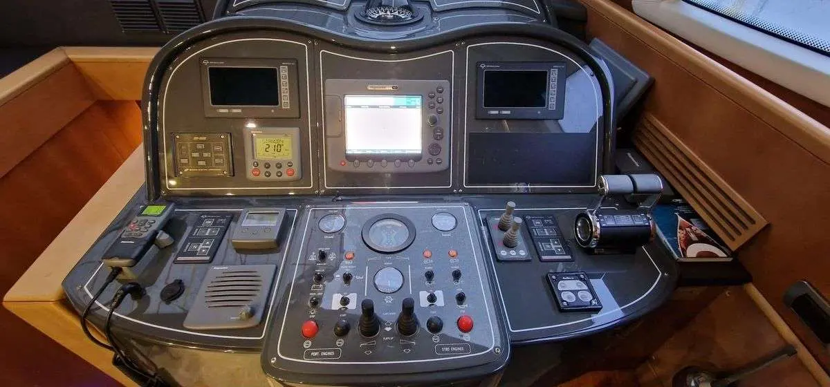 Cayman 62 Fly — Poste de pilotage intérieur équipé d'écrans, commandes et instruments de navigation.