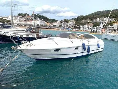 Gobbi 27 Sport — Bateau à moteur blanc amarré dans un port, vu de trois quarts.
