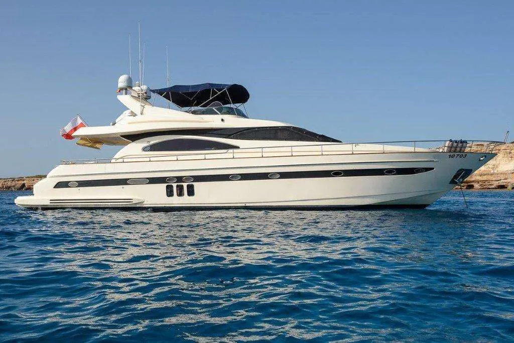 Astondoa 72 GLX — Yacht à moteur blanc photographié de profil sur une mer calme.