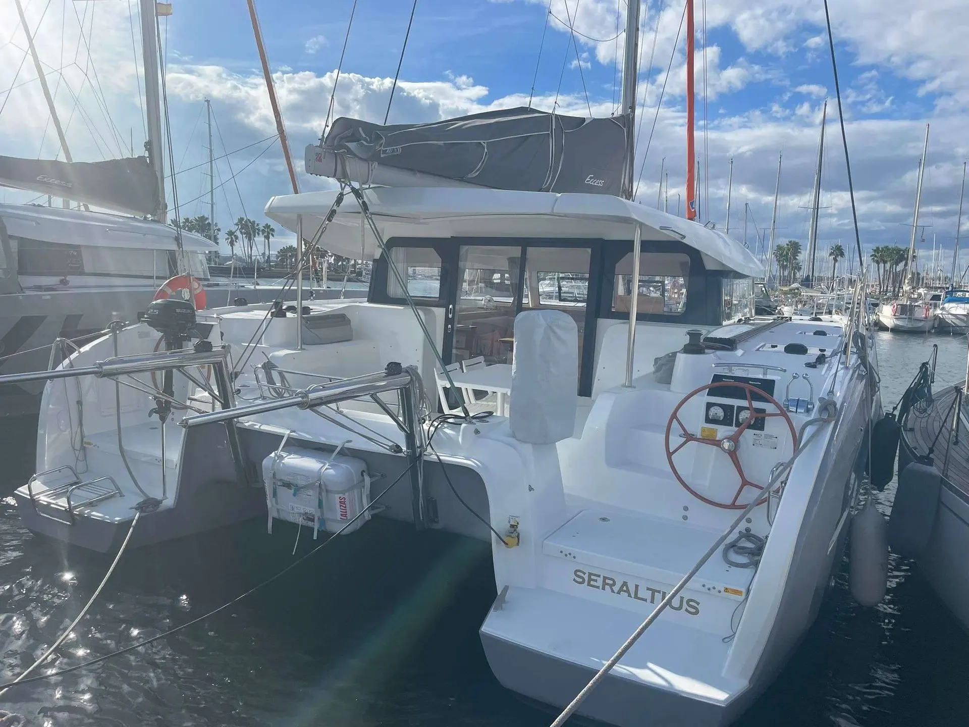 Excess Catamarans Excess 11 — Catamaran blanc amarré, vu de l’arrière, avec cockpit et poste de barre visibles.