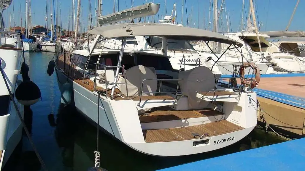 Beneteau Sense 43 — Voilier vu de trois quarts arrière dans un port de plaisance.