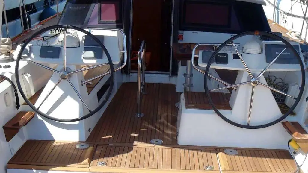 Beneteau Sense 43 — Vue du cockpit arrière avec deux barres à roue et postes de pilotage.