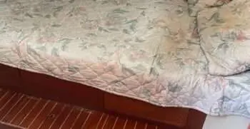 Hunter 40.5 — Gros plan d'une couchette avec un matelas à motifs dans une cabine.
