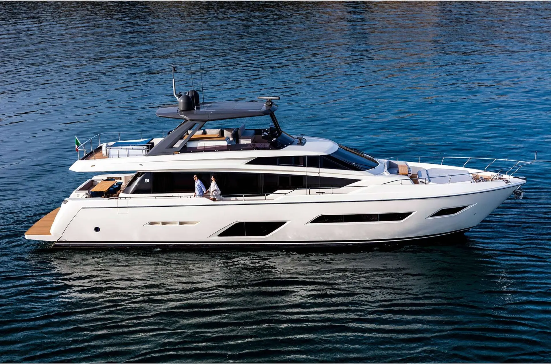 Ferretti 780 — Vue latérale d’un yacht blanc naviguant sur une mer bleue.