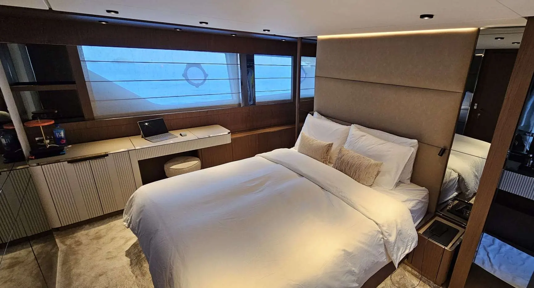 Ferretti 780 — Cabine avec lit double, rangements, bureau et hublots.