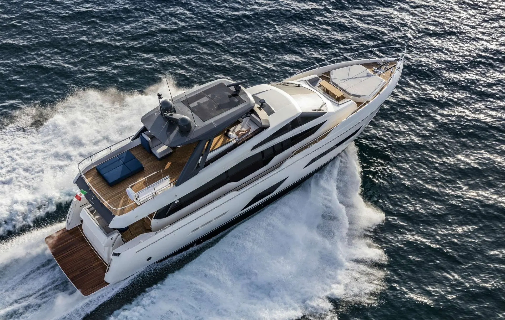 Ferretti 780 — Vue aérienne d’un yacht blanc naviguant à grande vitesse sur la mer.
